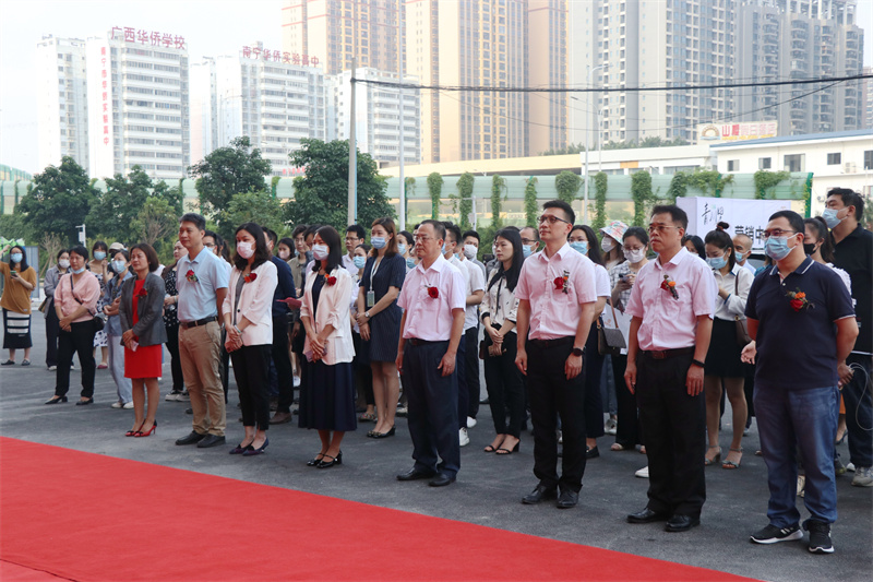 参加仪式的优游国际房地产公司领导.jpg